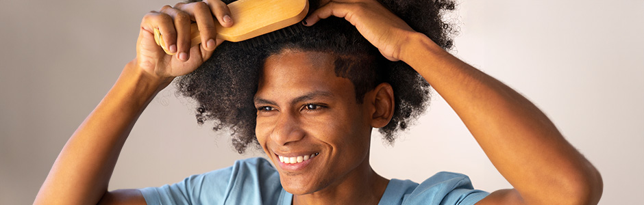 Adolescente prevenindo a queda do cabelo